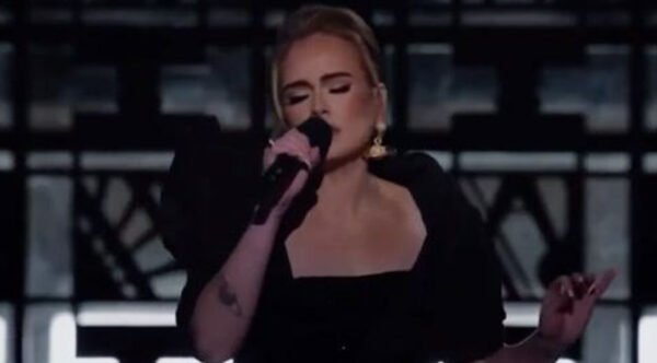 “The Scars of Your Love Remind Me of Us Lyrics”：Unraveling the Heartbreak in Adele's Song